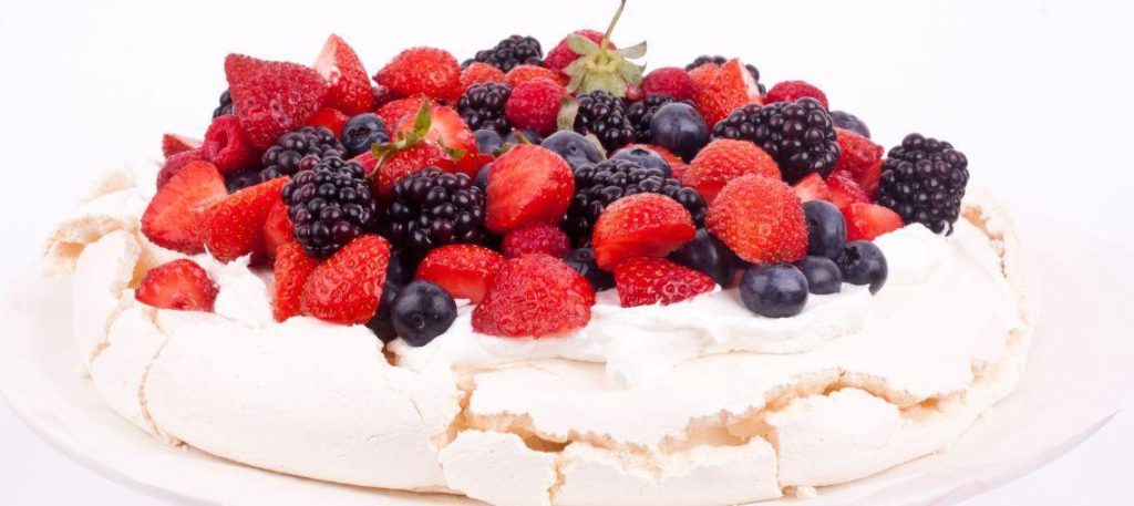 Pavlova com frutas vermelhas