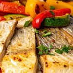 Peixe grelhado com molho de alcaparras