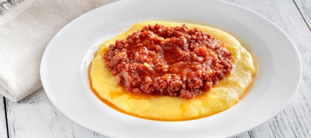 Polenta com molho de carne