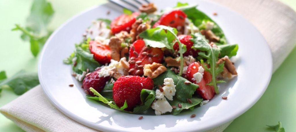 Salada de rúcula com morango e nozes