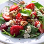 Salada de rúcula com morango e nozes