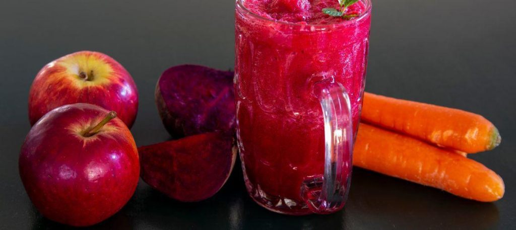 Suco detox de beterraba e cenoura