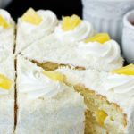 Torta gelada de abacaxi com coco