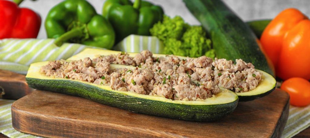 Abobrinha recheada com carne magra e quinoa