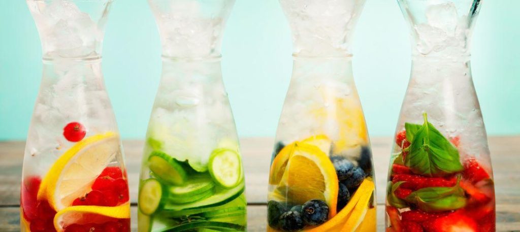 Água saborizada com hortelã e laranja