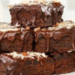 Brownie com calda de chocolate