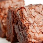 Brownie com pedaços de chocolate meio amargo