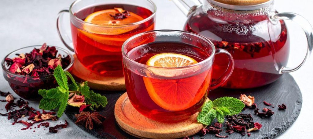 Chá gelado de hibisco com limão