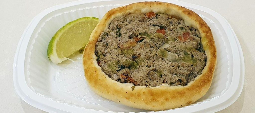 Esfirra aberta de carne