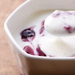 Iogurte natural com mel e frutas vermelhas
