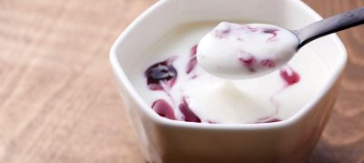 Iogurte natural com mel e frutas vermelhas