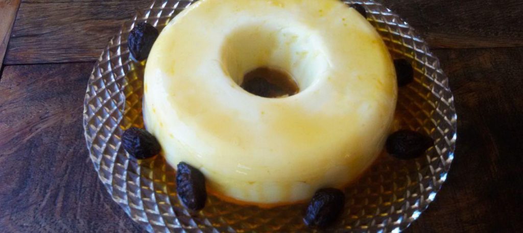 Manjar de coco com calda de ameixa