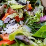 Salada de folhas com molho de iogurte