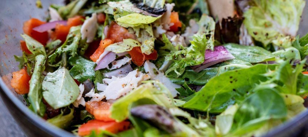 Salada de folhas com molho de iogurte