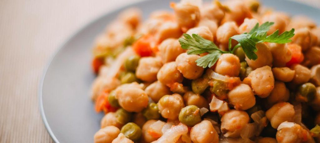 Salada de grão-de-bico com legumes e azeite