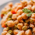 Salada de grão-de-bico com legumes e azeite