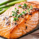 Salmão assado com ervas e limão