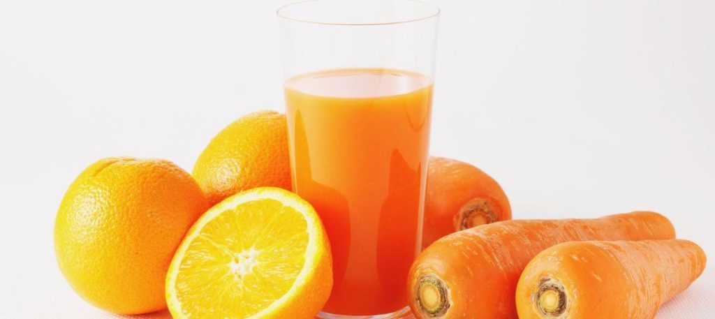 Suco de cenoura com laranja e gengibre