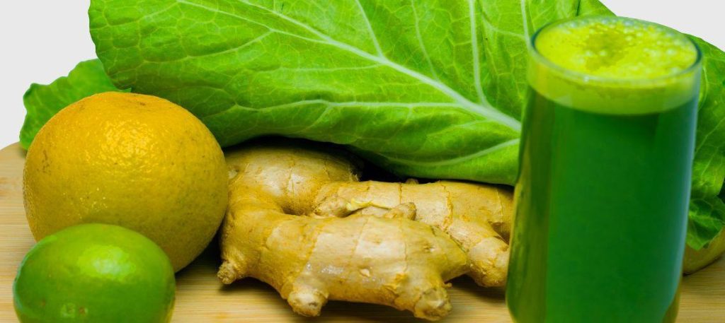 Suco verde com couve, limão e gengibre