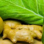 Suco verde com couve, limão e gengibre