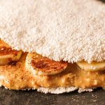 Tapioca doce com pasta de amendoim e banana