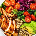 Tigela de quinoa com frango e vegetais