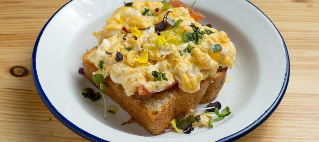 Torrada com ovo mexido e cebolinha