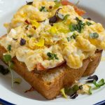 Torrada com ovo mexido e cebolinha