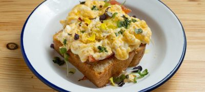 Torrada com ovo mexido e cebolinha