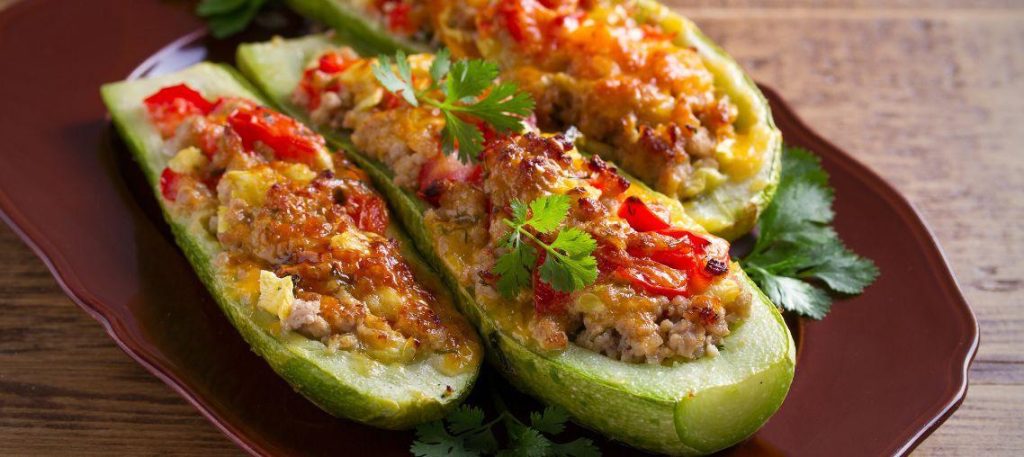 Abobrinha recheada com legumes