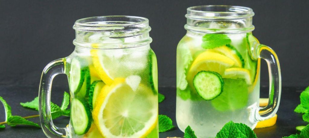Água detox com limão, pepino e hortelã