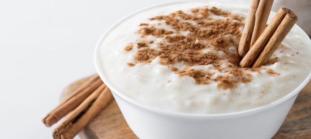 Arroz-doce cremoso com cravo e canela