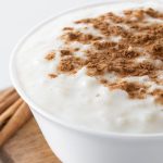 Arroz-doce cremoso com cravo e canela