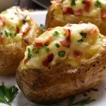 Batata recheada com frango e requeijão