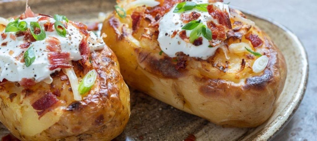 Batata recheada com queijo e bacon