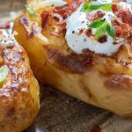 Batata recheada com queijo e bacon