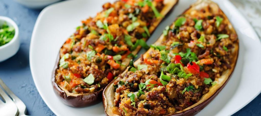 Berinjela recheada com legumes e quinoa