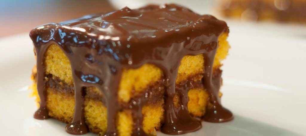Bolo de cenoura com chocolate
