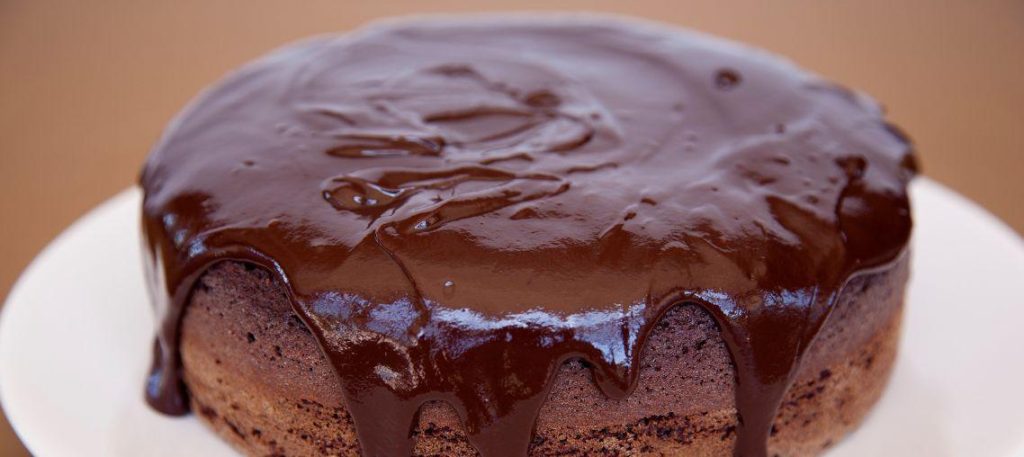 Bolo de chocolate com cobertura de ganache cremosa