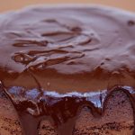 Bolo de chocolate com cobertura de ganache cremosa