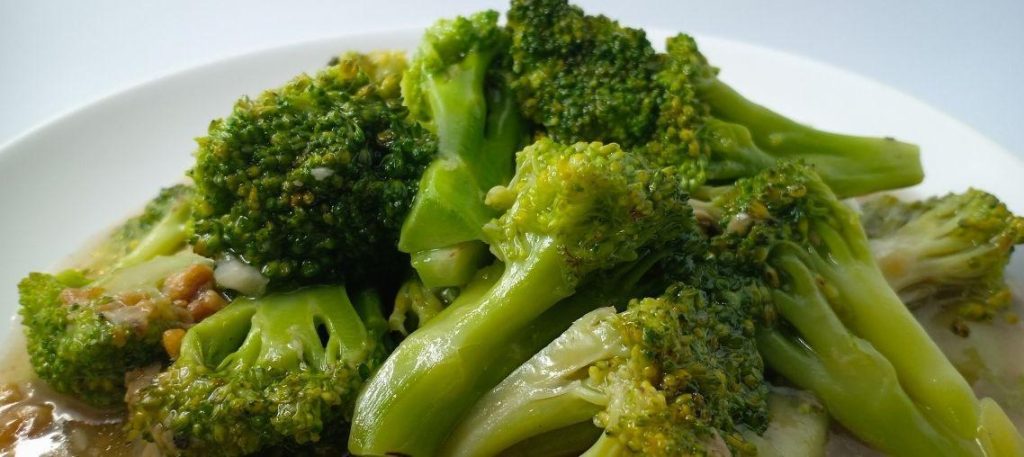 Brócolis refogado com alho