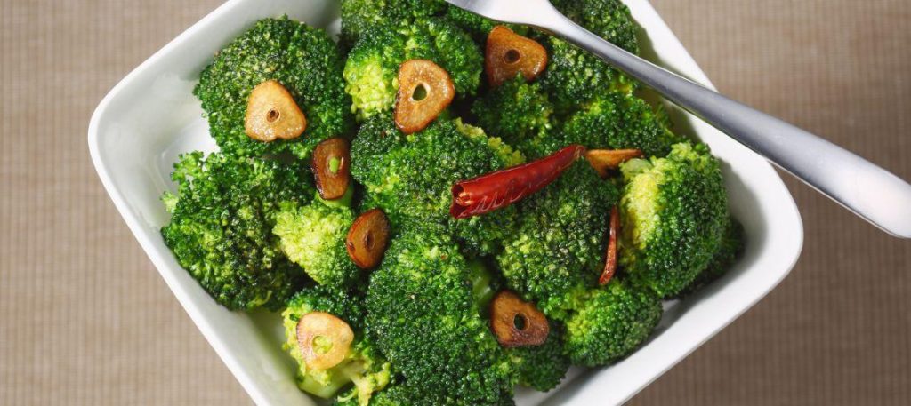Brócolis refogado com alho