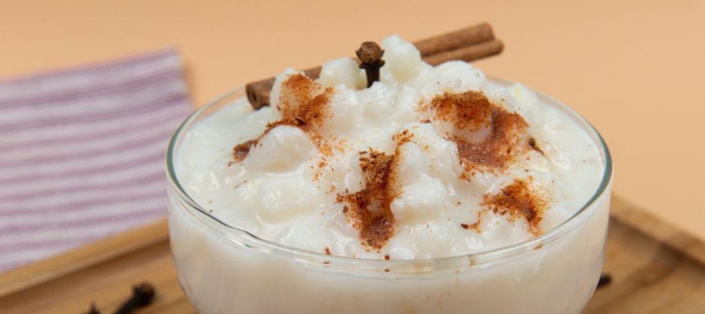 Canjica nordestina com leite de coco e cravo