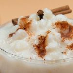 Canjica nordestina com leite de coco e cravo