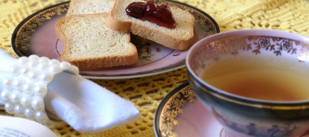 Chá com torradas