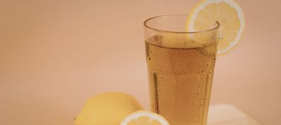 Chá verde gelado com limão