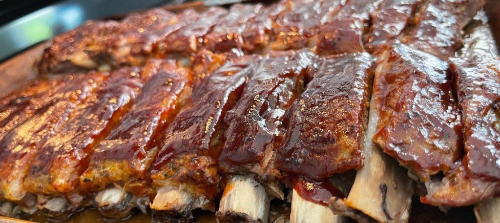 Costela no bafo com molho barbecue