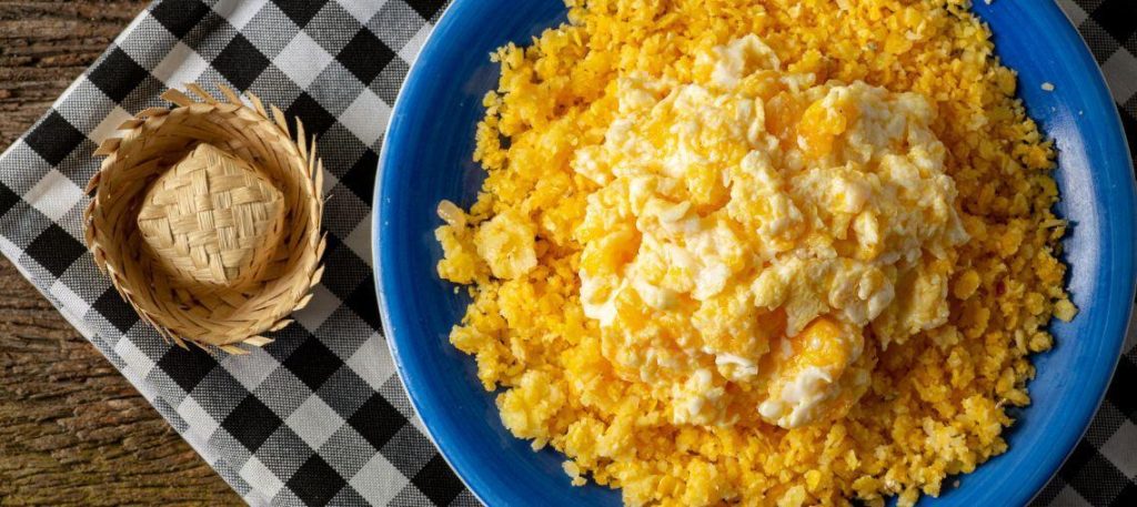Cuscuz com ovo e queijo