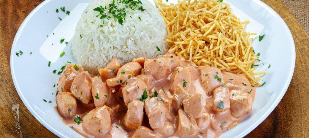 Estrogonofe de frango com arroz e batata palha