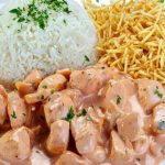 Estrogonofe de frango com arroz e batata palha